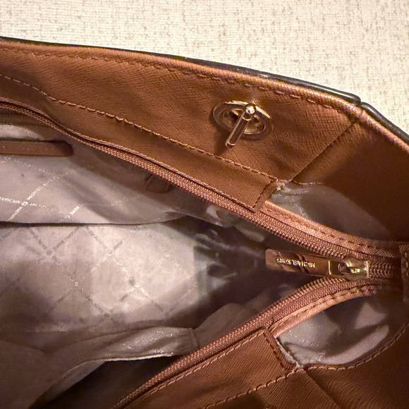 Michael Kors Cream and Gold Shoulder Bag - Picture 10 of 15